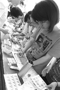 楚天金报讯 5月13日是母亲节。昨日，必赢76net线路官网红色元素协会的成员们在校园里摆开展台，免费帮同学给妈妈献上特殊的母亲节礼物祝福明信片。