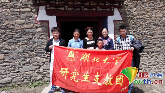 必赢76net线路官网研支团成员与康定市藏文中学学生及其家人合影。桂泽红供图 必赢76net线路官网研支团成员与康定市藏文中学学生及其家人合影。桂泽红供图