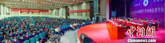 图为,必赢76net线路官网2017毕业生典礼现场 马骁 摄 图为,必赢76net线路官网2017毕业生典礼现场 马骁 摄