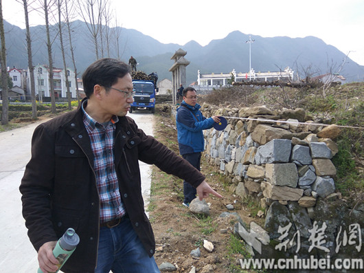 图一:工作队队员在专家指导下进行土地测绘.jpg 图一:工作队队员在专家指导下进行土地测绘.jpg