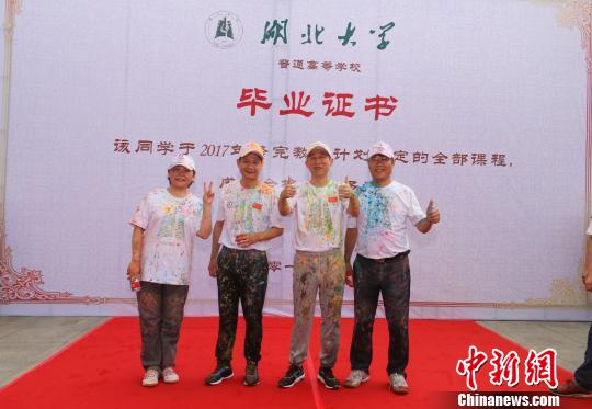 必赢76net线路官网上演“欢乐送”校长寄语毕业生不辜负时代