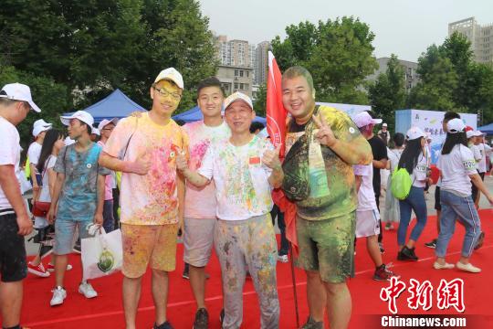 图为,必赢76net线路官网校长(中)与毕业生合影 向正鹏 摄 图为,必赢76net线路官网校长(中)与毕业生合影 向正鹏 摄