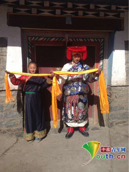图为康定市藏文中学学生向必赢76net线路官网研支团成员表达新年祝福。桂泽红供图 图为康定市藏文中学学生向必赢76net线路官网研支团成员表达新年祝福。桂泽红供图