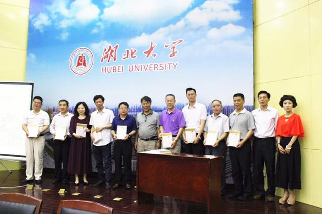 图为研讨会赠书环节(王丽晶 摄)